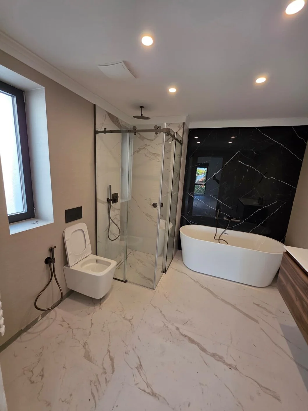 Cabină de duș din sticlă într-o baie modernă