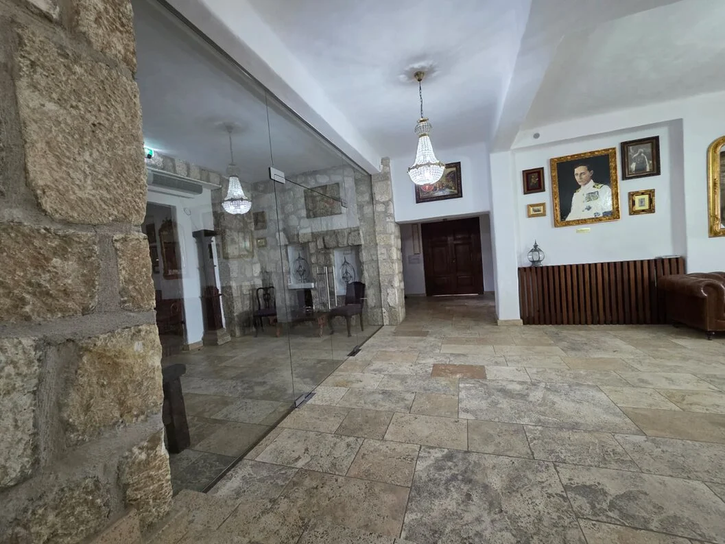 Ușă și perete despărțitor din sticlă într-un interior modern